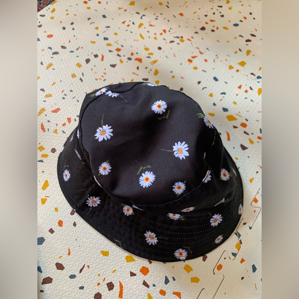 Alice and Olivia reversible bucket hat